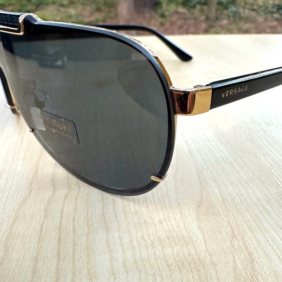 Men’s VERSACE SUNGLASSES modern shield style  black silver gold NIB + case - Picture 6 of 11